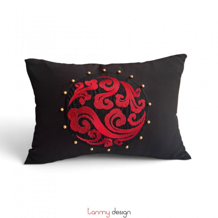 Vỏ tựa lưng đen thêu hoa văn đỏ, đính hạt đồng tròn 35x50cm